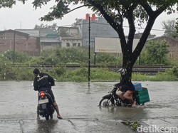 Jalan Muktiharjo Raya Semarang Banjir, Sejumlah Motor Mogok