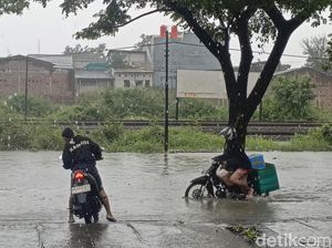 Jalan Muktiharjo Raya Semarang Banjir, Sejumlah Motor Mogok Jalan Muktiharjo Raya Semarang Banjir, Sejumlah Motor Mogok