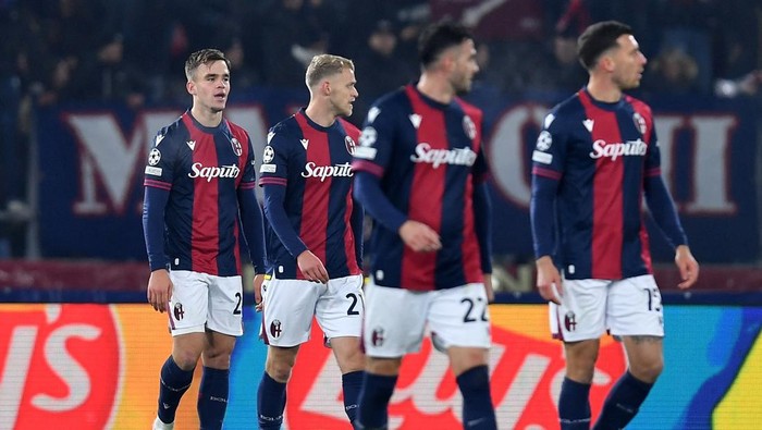 Soccer Football - Champions League - Bologna v Borussia Dortmund - Stadio Renato DallAra, Bologna, Italy - January 21, 2025 Bolognas Thijs Dallinga celebrates scoring their first goal with teammates REUTERS/Jennifer Lorenzini