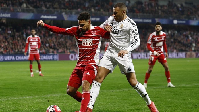 Soccer Football - Champions League - Brest v Real Madrid - Stade de Roudourou, Guingamp, France - January 29, 2025 Brests Kenny Lala in action with Real Madrids Kylian Mbappe REUTERS/Gonzalo Fuentes