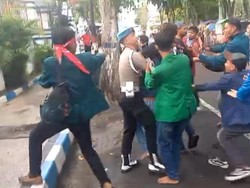 2 Mahasiswa Ditangkap Saat Demo Pupuk Langka di Sampang Ricuh