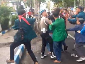 2 Mahasiswa Ditangkap Saat Demo Pupuk Langka di Sampang Ricuh 2 Mahasiswa Ditangkap Saat Demo Pupuk Langka di Sampang Ricuh
