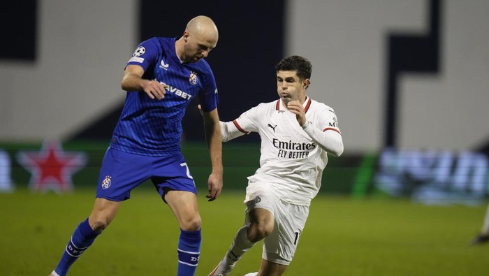 Dinamos Josip Misic, left, and AC Milans Christian Pulisic vie for the ball during a Champions League soccer match between Dinamo Zagreb and AC Milan at Maksimir stadium in Zagreb, Croatia, Wednesday, Jan. 29, 2025. (AP Photo/Darko Bandic)