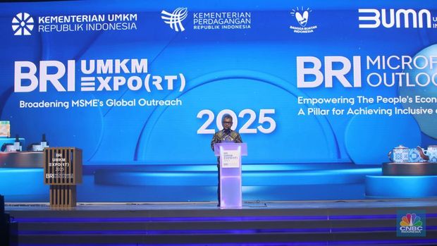Direktur Utama Bank Rakyat Indonesia (BRI), Sunarso menyampaikan sambutan dalam acara BRI Microfinance Outlook 2025 di Nusantara Hall, ICE BSD, Tangerang, Banten, Kamis (30/1/2025). (CNBC Indonesia/Faisal Rahman)