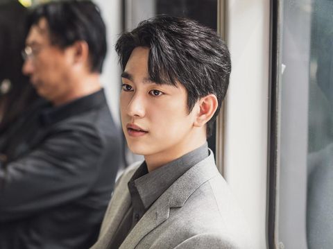 Park Jin-young atau Jinyoung GOT7 sebagai Lee Dong-jin dalam drama Korea The Witch (2025). (Channel A)
