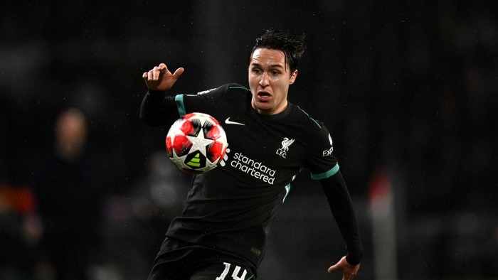 EINDHOVEN, NETHERLANDS - JANUARY 29: (SUN OUT, SUN ON SUNDAY OUT) Federico Chiesa of Liverpool looks on, towards a loose ball during the UEFA Champions League 2024/25 League Phase MD8 match between PSV Eindhoven and Liverpool FC at PSV Stadion on January 29, 2025 in Eindhoven, Netherlands. (Photo by Liverpool FC/Liverpool FC via Getty Images)