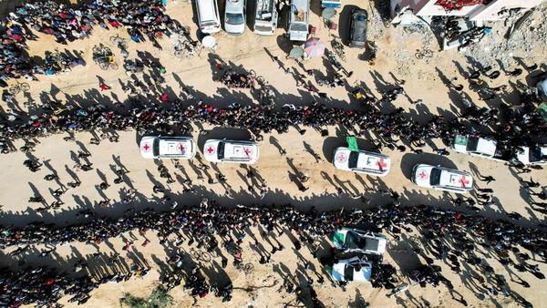 Foto Udara Warga Gaza Menyemut Saat Pembebasan Sandera Hamas