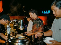 Momen Morbidelli Pakai Batik-Makan Prasmanan