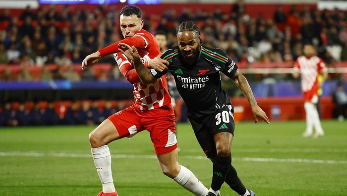 Soccer Football - Champions League - Girona v Arsenal - Estadi Montilivi, Girona, Spain - January 29, 2025 Gironas Arnau Martinez in action with Arsenals Raheem Sterling REUTERS/Albert Gea