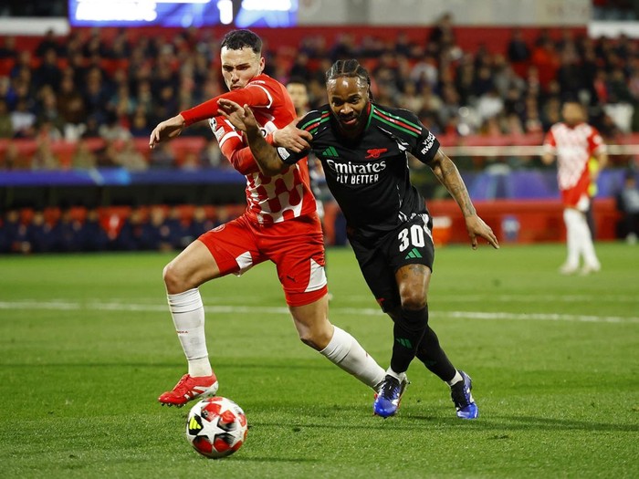 Soccer Football - Champions League - Girona v Arsenal - Estadi Montilivi, Girona, Spain - January 29, 2025 Girona's Arnau Martinez in action with Arsenal's Raheem Sterling REUTERS/Albert Gea