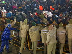 Ritual Mandi Suci Kumbh Mela Berubah Jadi Kematian Massal