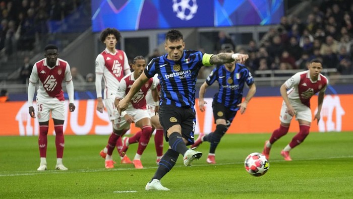 Inter Milans Lautaro Martinez scores from penalty during a Champions League soccer match between Inter Milan and Monaco, at the San Siro stadium in Milan, Italy, Wednesday, Jan. 29, 2025. (AP Photo/Luca Bruno)