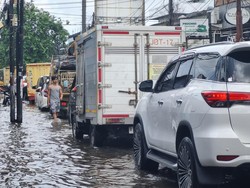 Jalan Kamal Raya Jakbar Tergenang Siang Ini, Lalu Lintas Macet