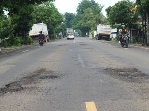 Dear Pemerintah, Jalan Nasional di Bojonegoro Banyak Lubangnya Lho Dear Pemerintah, Jalan Nasional di Bojonegoro Banyak Lubangnya Lho