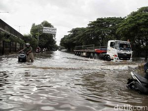 Jalan Raya Cakung Cilincing Lumpuh Imbas Banjir Jalan Raya Cakung Cilincing Lumpuh Imbas Banjir