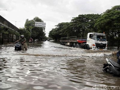 Jalan Raya Cakung Cilincing Lumpuh Imbas Banjir