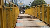 Rusaknya Jembatan Penghubung Ciparay-Bojongsoang di Sungai Citarum