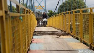Rusaknya Jembatan Penghubung Ciparay-Bojongsoang di Sungai Citarum