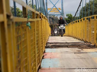 Rusaknya Jembatan Penghubung Ciparay-Bojongsoang di Sungai Citarum