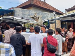 Isak Tangis Ibu Sambut Jasad PMI Asal Jembrana yang Meninggal di AS