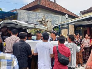 Isak Tangis Ibu Sambut Jasad PMI Asal Jembrana yang Meninggal di AS Isak Tangis Ibu Sambut Jasad PMI Asal Jembrana yang Meninggal di AS