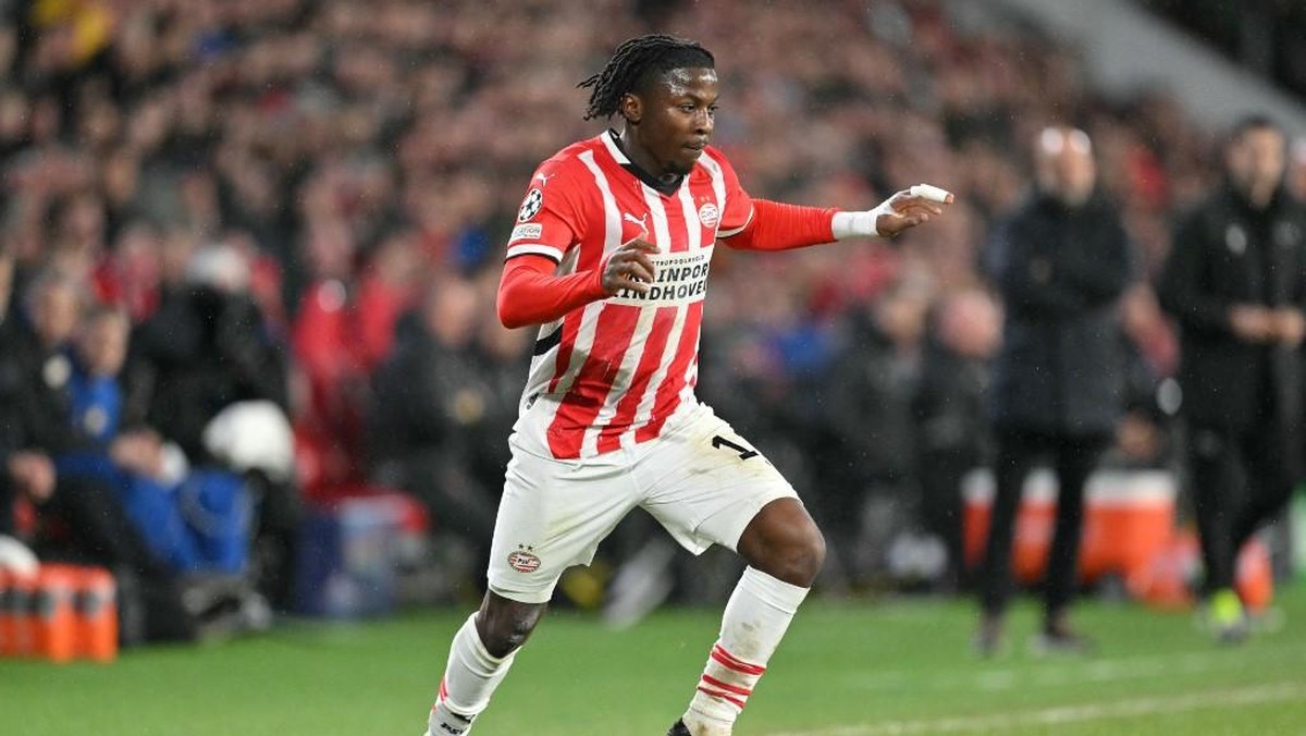 Johan Bakayoko di laga PSV vs Liverpool. (Foto: AFP/NICOLAS TUCAT)