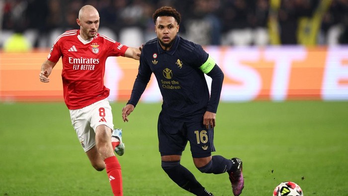 Soccer Football - Champions League - Juventus v Benfica - Allianz Stadium, Turin, Italy - January 29, 2025 Juventus Weston McKennie in action with Benficas Fredrik Aursnes REUTERS/Guglielmo Mangiapane