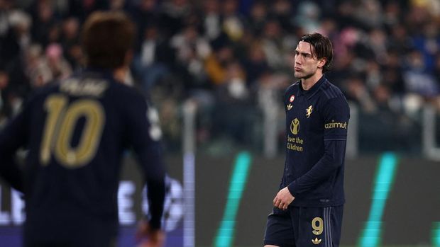Soccer Football - Champions League - Juventus v Benfica - Allianz Stadium, Turin, Italy - January 29, 2025 Juventus' Dusan Vlahovic reacts after he misses a chance to score REUTERS/Guglielmo Mangiapane