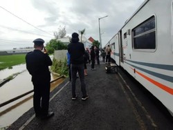 KA Kaligung Berhenti 2 Jam di Stasiun Batang gegara Rel Kebanjiran
