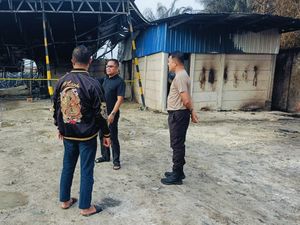 Bengkel Mobil Terbakar di Pekanbaru, Diduga Jadi Gudang BBM Ilegal Bengkel Mobil Terbakar di Pekanbaru, Diduga Jadi Gudang BBM Ilegal