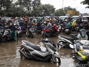 KBN Cakung Cilincing Banjir, Kemacetan Mengular KBN Cakung Cilincing Banjir, Kemacetan Mengular