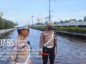 KM 26 Tol Sedyatmo Jalur Bawah Arah Soetta Tergenang, Lalin Dialihkan KM 26 Tol Sedyatmo Jalur Bawah Arah Soetta Tergenang, Lalin Dialihkan