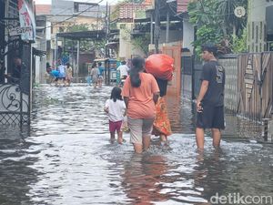 Banjir di Cengkareng 2 Hari Belum Surut, Warga Sebut Terparah Sejak 1998 Banjir di Cengkareng 2 Hari Belum Surut, Warga Sebut Terparah Sejak 1998