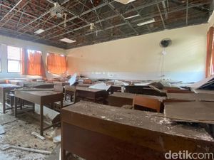 Eternit di SMKN 9 Semarang Ambrol, 2 Siswa Sempat Dilarikan ke RS Eternit di SMKN 9 Semarang Ambrol, 2 Siswa Sempat Dilarikan ke RS