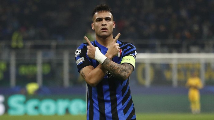 Soccer Football - Champions League - Inter Milan v AS Monaco - San Siro, Milan, Italy - January 29, 2025 Inter Milans Lautaro Martinez celebrates scoring their third goal, completing his hat-trick REUTERS/Alessandro Garofalo