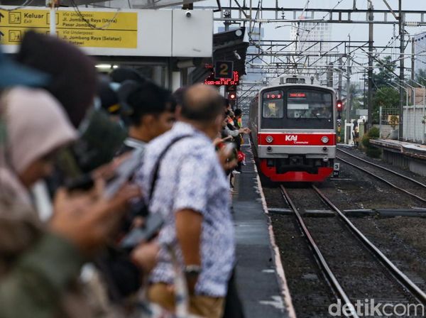 Libur Panjang Usai, Stasiun Sudimara Kembali Padat Penumpang