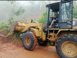 Jalan Provinsi di Manggarai Timur Lumpuh 2 Hari Akibat Tertimbun Longsor
