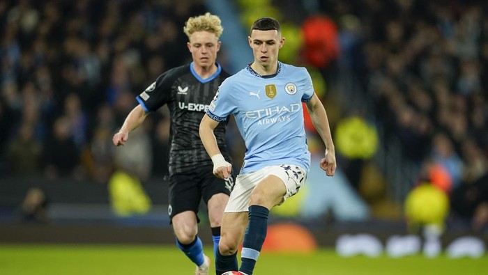 Manchester Citys Phil Foden controls the ball during the Champions League opening phase soccer match between Manchester City and Club Brugge at the Etihad Stadium in Manchester, Wednesday, Jan. 29, 2025. (AP Photo/Dave Thompson)