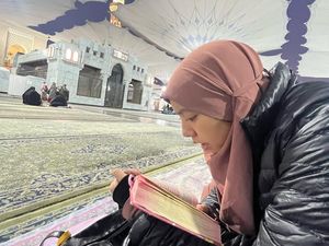 Kesan Pertama Anak Meisya Siregar Umrah: Rasanya Mau Tinggal di Sini Aja Kesan Pertama Anak Meisya Siregar Umrah: Rasanya Mau Tinggal di Sini Aja