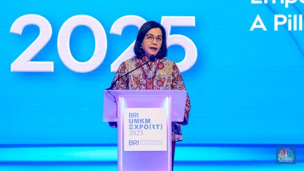 Menteri Keuangan, Sri Mulyani menyampaikan pidato utama dalam aktivitas BRI Microfinance Outlook 2025 di Nusantara Hall, ICE BSD, Tangerang, Banten, Kamis (30/1/2025). (pendapatsaya.com/Faisal Rahman)