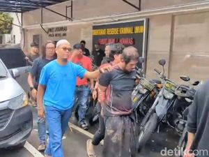Guru Ngaji Cabul Tangerang Tertunduk Lesu Saat Ditangkap Polisi Guru Ngaji Cabul Tangerang Tertunduk Lesu Saat Ditangkap Polisi