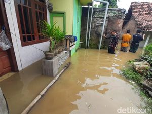 Puluhan Rumah di Juwana Pati Kebanjiran, Tinggi Air Nyaris Semeter Puluhan Rumah di Juwana Pati Kebanjiran, Tinggi Air Nyaris Semeter