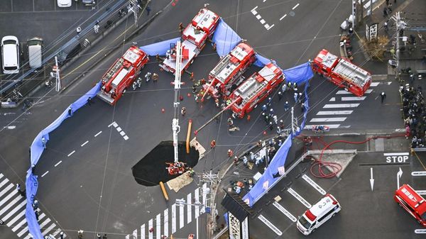 Penampakan Sinkhole di Jepang yang Telan Truk dan Sopirnya