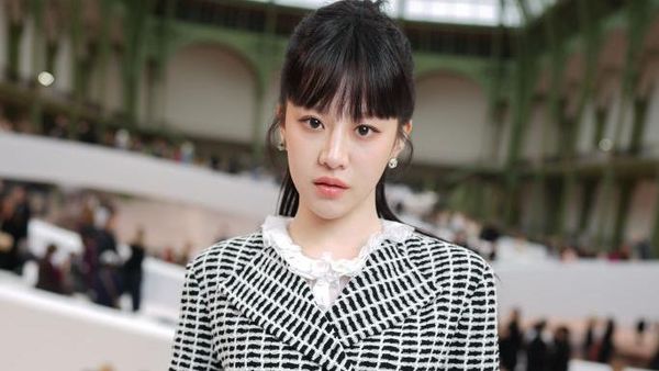 7 Foto Go Yoon Jung Tampil Manglingi dengan Poni di Fashion Show Chanel