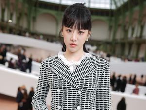 7 Foto Go Yoon Jung Tampil Manglingi dengan Poni di Fashion Show Chanel