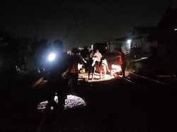 Diduga Bunuh Diri, Perempuan Surabaya Tertabrak KA Saat Duduk di Rel