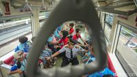 Antusias Anak Sekolah Diajak Naik LRT dan Makan Bergizi Gratis