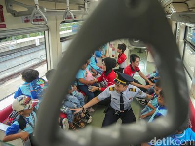 Antusias Anak Sekolah Diajak Naik LRT dan Makan Bergizi Gratis