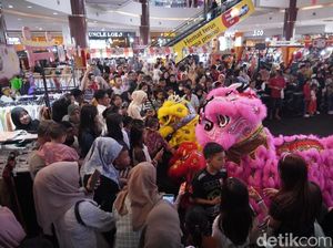 Kala Atraksi Barongsai Hibur Pengunjung Mal di Banyuasin