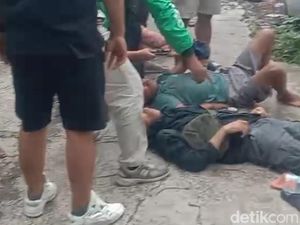 Pohon Tumbang Kembali Timpa Pemotor di Pasuruan, Dua Orang Luka Pohon Tumbang Kembali Timpa Pemotor di Pasuruan, Dua Orang Luka